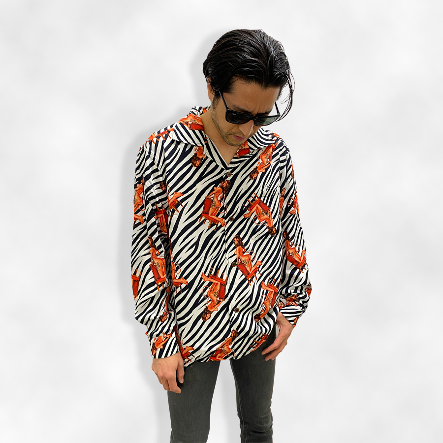 "Peeping through window 1" Long Sleeve SHIRT